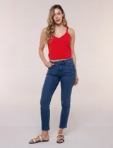 Jean skinny de tiro medio, color azul, con calce ajustado y diseño clásico de cinco bolsillos.