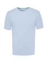 Remera RKF de algodón orgánico color celeste, de manga corta y cuello redondo, con un pequeño parche del logo bordado en el pecho.