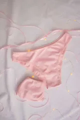 Bombacha básica tiro medio color blanco, confeccionada en algodón elastizado.