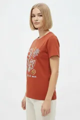 Remera marrón de manga corta y cuello redondo, de corte holgado, con estampado frontal alusivo a frutos del mar y texto "fruits de mer".