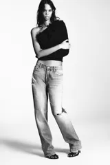 Jersey de punto con diseño asimétrico de un solo hombro, decorado con volantes en el escote y lateral. Presenta manga larga y corte ajustado con puños y ruedo acanalados.