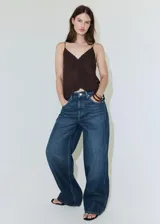 Jeans tiro medio de corte wide leg, confeccionados en denim color azul con lavado clásico.