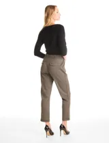Pantalón de corte recto con estampado de cuadros tipo gales, confeccionado en mezcla de rayón, poliéster y elastano. Presenta cintura elastizada con lazo de ajuste negro, bolsillos laterales inclinados y bolsillos traseros simulados.