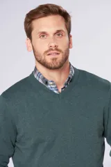 Buzo de hilo liviano color verde esmeralda, 100% algodón, con cuello en V y logo bordado en el pecho.