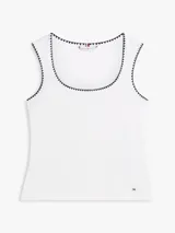 Musculosa blanca de punto de puro algodón, con corte slim, cuello redondo amplio y costuras a contraste en color negro en el cuello y las sisas.