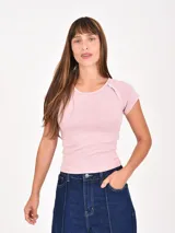 Remera de punto acanalado color rosado, de manga corta y cuello redondo.