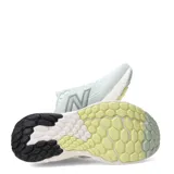 Championes de running New Balance Evoz Fresh Foam, color verde claro con entresuela amortiguada blanca y logo lateral en gris.