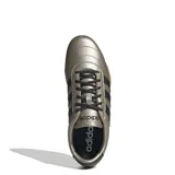 Championes Adidas Grand Court Lo color gris metalizado con las tres tiras laterales en azul marino y suela de goma color caramelo.