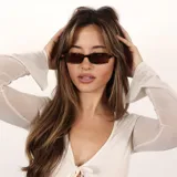Lentes de sol con armazón rectangular de carey y cristales oscuros. Cuentan con protección UV400 y son polarizados.