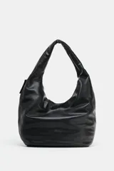 Bolso de hombro formato maxi saca, con asa integrada, bolsillo lateral con cremallera y cierre imantado.