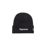 Gorro de lana negro con vuelta, que incluye el parche bordado con el logotipo de la caja de Supreme en el frente y el logo de New Era en el lateral.