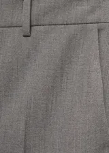 Pantalon de vestir de corte recto y tiro medio, confeccionado en tejido sastrero con forro interior. Cuenta con trabillas para cinturón, bolsillos laterales y cierre oculto de botón, gancho y cremallera.