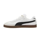 Championes Puma modelo Club Li Era, con diseño de perfil bajo en color negro, franja lateral blanca característica de la marca y suela de goma color caramelo. Presenta detalles en dorado en el logo lateral y la lengüeta.