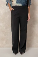 Pantalón de corte recto con bolsillos laterales, confeccionado en un tejido con acabado tipo gamuza que aporta textura y calidez.