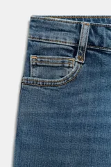 Jeans de tiro alto y corte ancho (wide leg) hasta el tobillo, confeccionados en denim azul de efecto lavado. Presenta cinco bolsillos y cierre frontal con cremallera y botón.