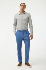 Camisa azul marino de piqué con cuello clásico, manga larga y cierre frontal con botones.