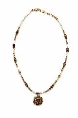 Collar de cuentas pequeñas en tonos turquesa, dorado y transparente, intercaladas con cuentas de madera y piedras marrones. Presenta un dije central en forma de sol dorado con una piedra turquesa en el centro.