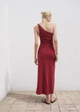 Vestido largo de corte entallado con escote asimétrico de un solo hombro y tirante fruncido. Presenta un diseño minimalista con fruncido lateral.