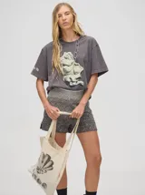 Remerón oversize de algodón, corte cuadrado y básico, color gris oscuro con efecto gastado. Estampa frontal de una figura abstracta o mano en tonos claros y texto en un idioma asiático en la manga.