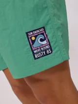 Short de baño color azul, con cintura elástica y cordón ajustable. Presenta un parche pequeño con logo en la parte inferior de la pierna.