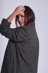 Blazer marrón a cuadros con corte relajado, botones delanteros y solapas clásicas.