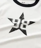 Remera de algodón color blanco con cuello y bordes de mangas en color negro. Presenta una estampa frontal central con el número 98 dentro de una estrella con efecto desgastado.