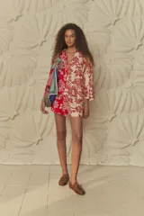 Short de cintura alta con estampado floral de guacamayos, corte recto y tejido ligero.