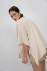 Ruana color crudo de tejido de punto con textura, hecha de 100% baby alpaca.