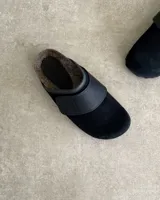 Sueco negro de cuero vacuno, con plantilla anatómica y empeine regulable.