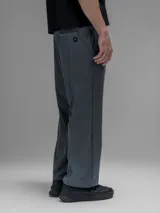 Pantalón cargo de corte oversize confeccionado en microfibra técnica. Presenta cintura elástica, bolsillos laterales y un bolsillo cargo con cierre de broche snap. Incluye un sistema de elásticos con tancas en los tobillos para regular la apertura y la silueta.