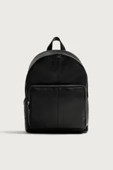Mochila de cuero negro con compartimento principal y bolsillo frontal, ambos con cierre de cremallera. Incluye asa de mano superior, correas de hombro ajustables y parte posterior acolchada con banda de sujeción para equipaje.
