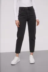 Pantalón jean gris oscuro de corte mom fit y tiro alto, con diseño liso, trabillas para cinto y bolsillos clásicos.