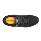 Championes Caterpillar modelo Pause Retro, de diseño urbano y minimalista. Presenta una capellada negra que combina cuero y lona, con una franja lateral en color rojo vibrante. Cuenta con cordones jaspeados, suela de goma con textura hexagonal y el logo de la marca en la lengüeta.