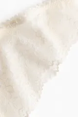 Bombachas tipo brazilian confeccionadas en encaje con diseño de tiro bajo y corte alto en la parte posterior, cuentan con refuerzo interior de algodón.