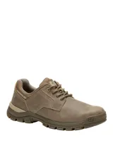 Zapato de cuero color marrón para hombre, modelo Threshold Low Beaned de la marca Caterpillar. Presenta un diseño de caña baja con cordones, forro de malla de nylon transpirable, plantilla acolchada y suela de goma con tracción.