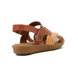 Sandalias planas de cuero en tonos marrones y mostaza, con tiras cruzadas en el empeine y tira ajustable en el talón.