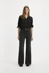 Jeans negros de tiro alto, corte acampanado y estilo "bell bottom".