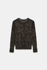Sweater de punto con cuello redondo y manga larga, con estampado animal print de leopardo.