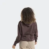 Campera con cierre frontal y capucha, color violeta, con diseño estampado de flores en el pecho y en la manga derecha. Posee bolsillos frontales tipo canguro y puños acanalados.