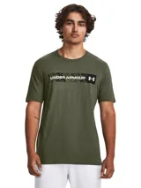Remera de cuello redondo y manga corta, color verde militar. Presenta un estampado frontal rectangular con diseño de camuflaje y el logo de la marca en color blanco.