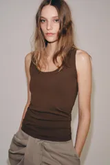 Top de punto extrafino color negro, con escote redondo y diseño sin mangas.