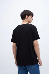 Remera de manga corta color blanco, con cuello redondo y corte holgado.