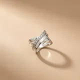 Anillo de diseño cruzado confeccionado en plata 925, con una banda central decorada con circonias engastadas y bandas laterales lisas de acabado pulido.