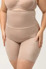 Calza modeladora color piel, tiro alto, confeccionada en lycra reforzada en la zona abdominal.