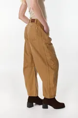Pantalón de denim tipo jean color verde militar, de tiro medio y corte holgado con diseño wide leg.