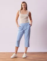 Pantalón capri de algodón color celeste, con pretina elastizada y bolsillos laterales.