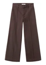 Pantalón de jean marrón con costuras frontales marcadas y corte recto.