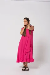 Vestido largo de simil lino con volados en el ruedo y mangas cortas con volados.