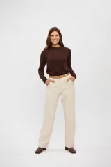 Buzo de punto fino color marrón, con cuello redondo y mangas largas, de corte ajustado al cuerpo.