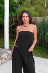 Conjunto de dos piezas en color beige, compuesto por un top strapless con corte asimétrico y un pantalón de corte recto y holgado.